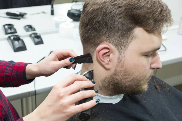 Man bij de kapper salon kapsel maken model — Stockfoto