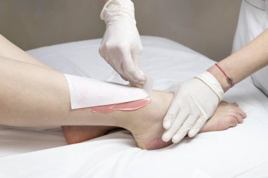 işlem Depilasyon kadın bacakları ve eller 