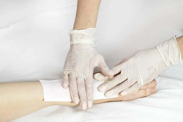 Processen hårborttagning kvinnliga ben och händer — Stockfoto