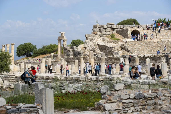 Ruinerna av gamla antika staden Efesos den bibliotek byggnad av Celsus, amfiteatern tempel och kolumner. Kandidat för Unesco världsarvslistan — Stockfoto
