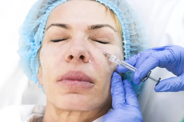 Kosmetisk behandling med injektion — Stockfoto