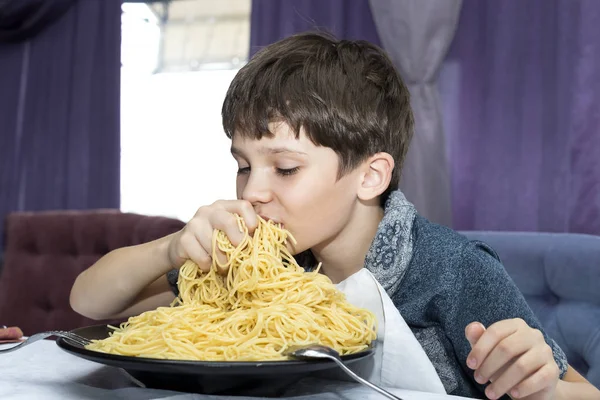 Chico es apetitoso come un gran espagueti italiano —  Fotos de Stock