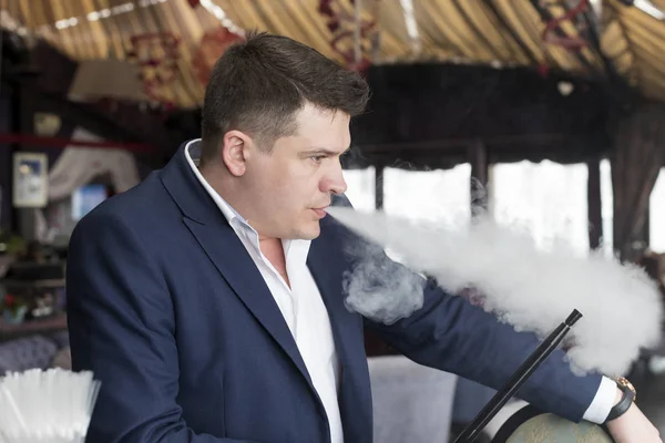 El hombre está fumando shisha —  Fotos de Stock