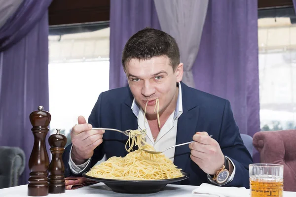 Man äter en stor del av pasta — Stockfoto