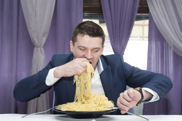 Man äter en stor del av pasta — Stockfoto