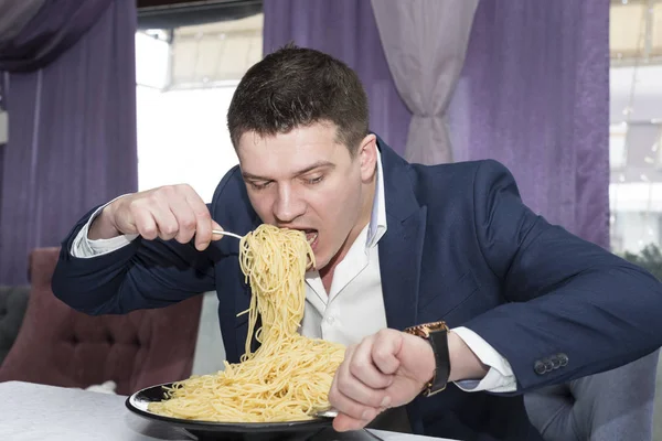 Hombre comiendo una gran porción de pasta —  Fotos de Stock