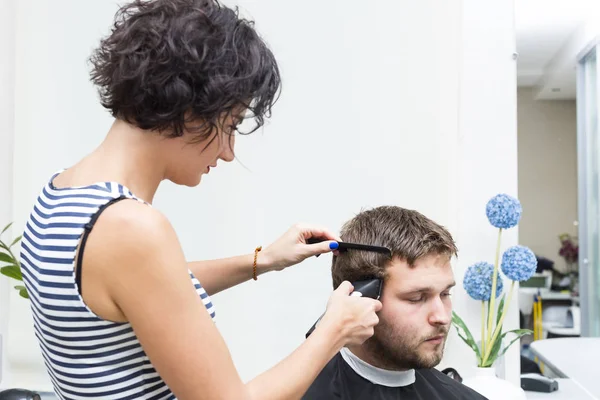 Jovem no penteado salão de cabeleireiro fazer modelo — Fotografia de Stock