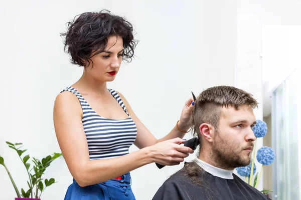Ung man på frisör salong frisyr göra modell — Stockfoto