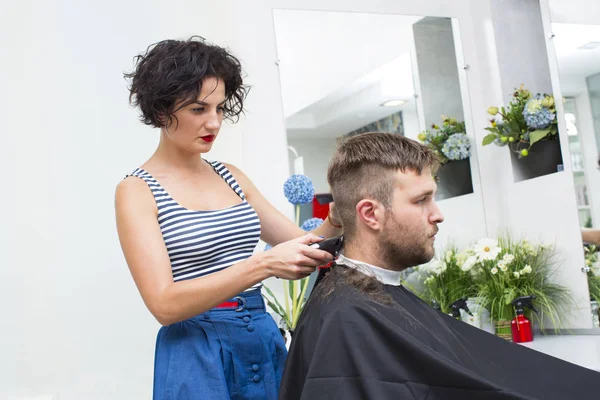 Young man at the hairdresser salon hairstyle make model — Stock Photo, Image