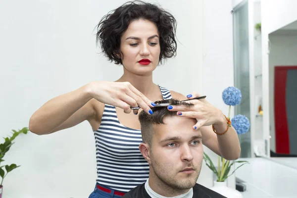 Jonge man bij de kapper salon kapsel maken model — Stockfoto