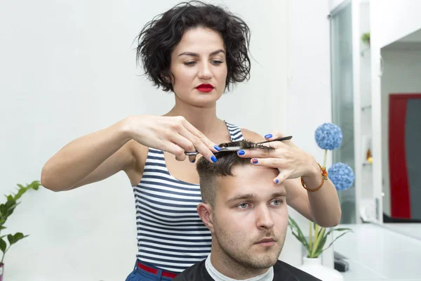 Joven en la peluquería peinado hacer modelo —  Fotos de Stock