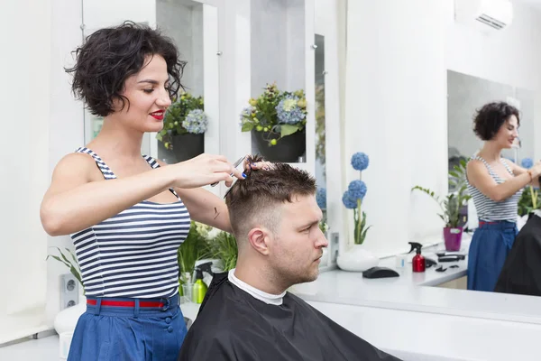 Młody mężczyzna o fryzurę salon fryzjerski sprawiają, że model — Zdjęcie stockowe