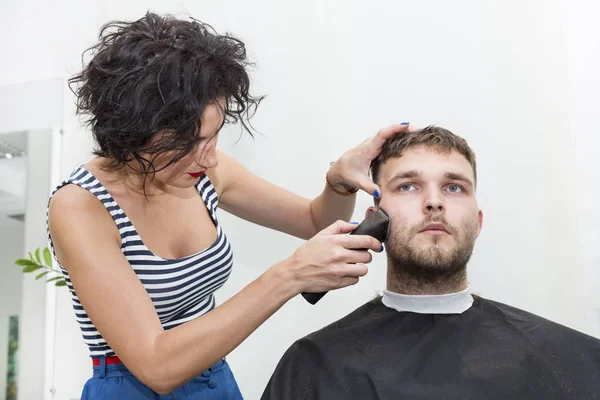 Mladý muž na účes salon kadeřnice udělat model — Stock fotografie