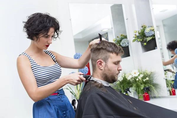 Молодий чоловік в перукарні зачіска робить модель — стокове фото