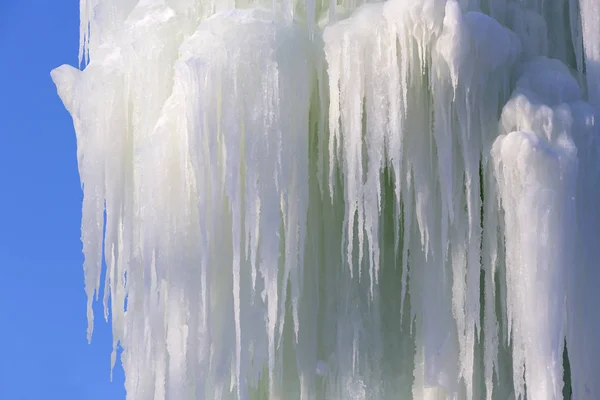 Buz dondurulmuş bir kışında buz sarkıtları — Stok fotoğraf