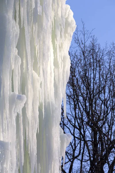 Istappar av is under vintern en fryst — Stockfoto