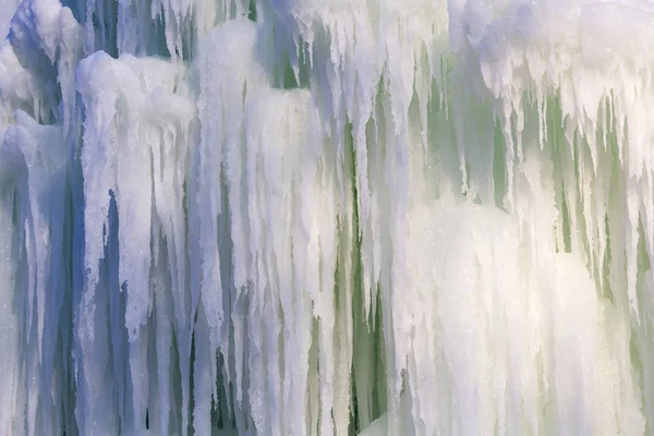 Icicles από πάγο το χειμώνα του ένα κατεψυγμένο — Φωτογραφία Αρχείου