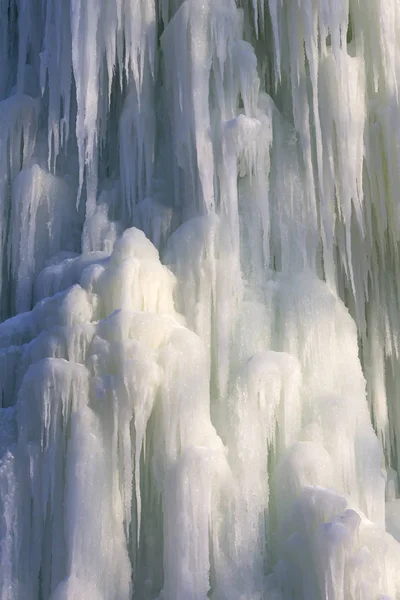 Ciclos de gelo no inverno de um congelado — Fotografia de Stock