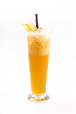 Büyük bir cam meyve kokteyli 