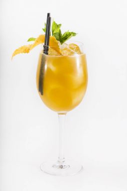 Büyük bir cam meyve kokteyli 