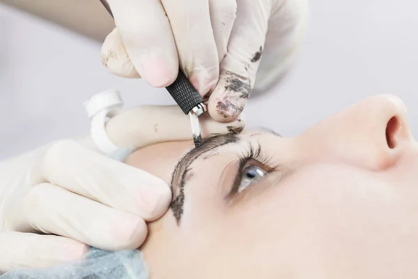 กระบวนการทํางานของคิ้ว Microblading — ภาพถ่ายสต็อก