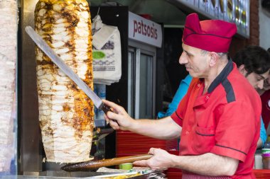 Adam aşçılar Türk et kebabı sokak bir kafede