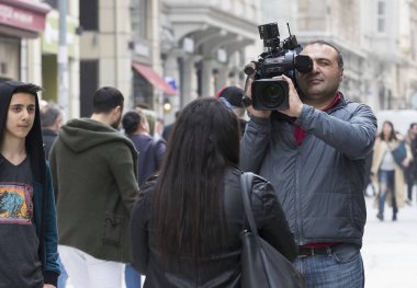 Kamera operatörü ile Istiklal Caddesi, Türkiye'de fotoğraf makinesi