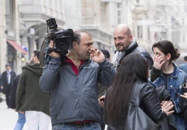 Kamera operatörü ile Istiklal Caddesi, Türkiye'de fotoğraf makinesi