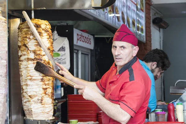 Man cooks Turkish meat kebab at a street cafe — Stock Photo, Image