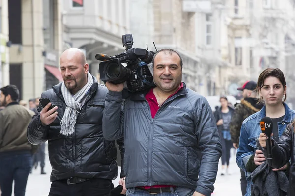 Kamera operatörü ile Istiklal Caddesi, Türkiye'de fotoğraf makinesi