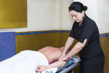 Spor masajı yapan erkek
