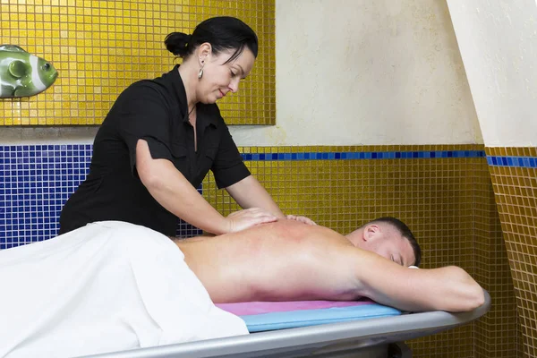 Man gör sport massage — Stockfoto