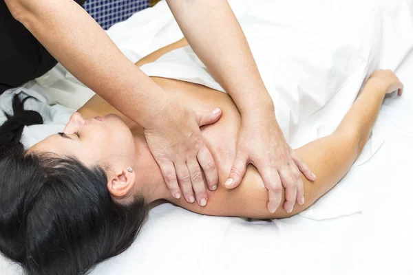 Salone di bellezza facendo massaggio — Foto Stock