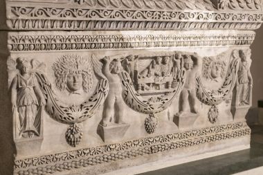 Bas-reliefs Bizans Istanbul'daki eski sakinlerinin lahitler taş