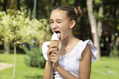 Dondurma yiyen kız. 
