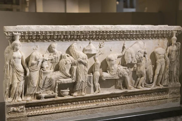 Барельефы на камнях саркофагов древних жителей Византии в Стамбуле — стоковое фото
