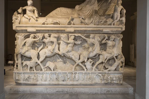 Bas-reliefs on the stones of the sarcophagi of the ancient inhabitants of Byzantium in Istanbul — Stock Photo, Image