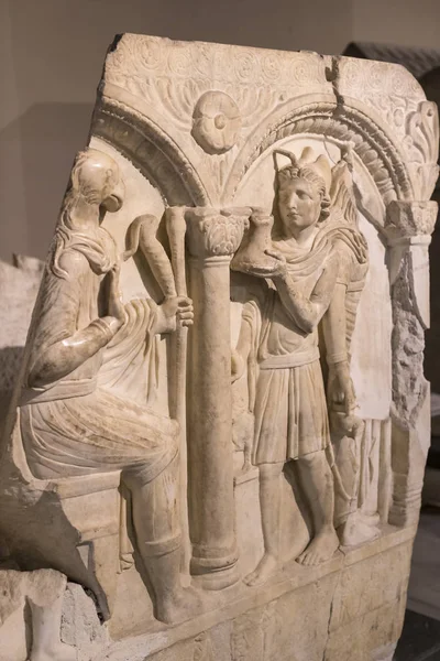 Bas-reliefs Bizans Istanbul'daki eski sakinlerinin lahitler taş