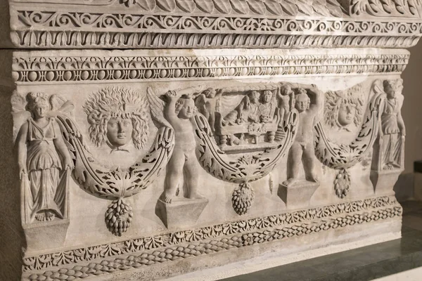 浮雕的古代居民的拜占庭帝国在伊斯坦布尔石棺石 — 图库照片