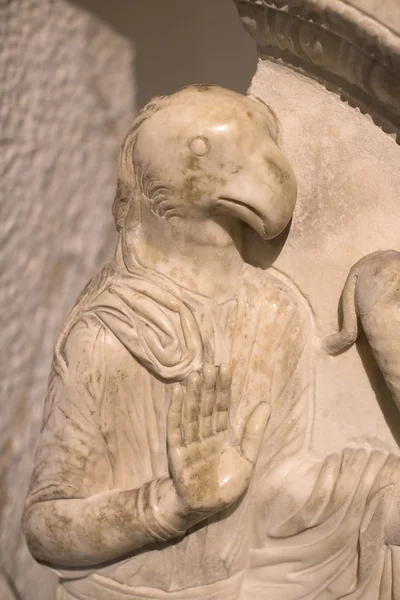 Bas-reliefs sur les pierres des sarcophages des anciens habitants de Byzance à Istanbul — Photo