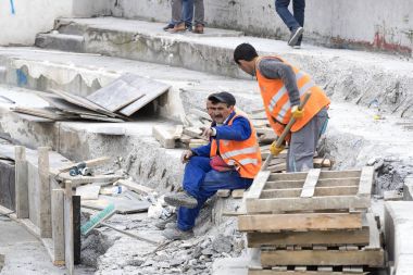  Yol işçileri kaldırım İstanbul Galata Köprüsü yakınlarında onarım