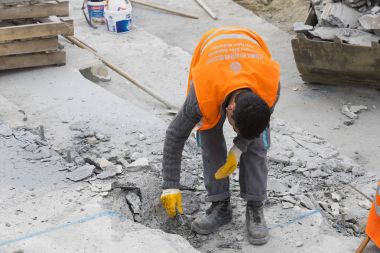  Yol işçileri kaldırım İstanbul Galata Köprüsü yakınlarında onarım