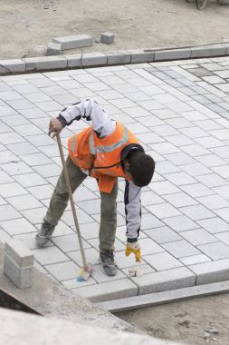  Yol işçileri kaldırım İstanbul Galata Köprüsü yakınlarında onarım
