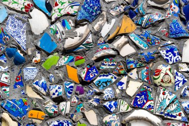 Kırık seramik kaplamalar renkli duvar