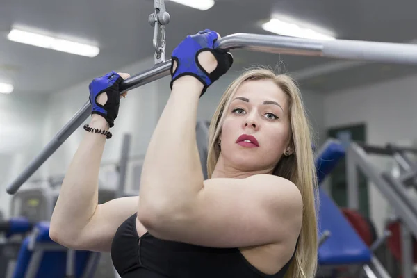 Fata este angajat în puterea de fitness în sala de sport — Fotografie, imagine de stoc