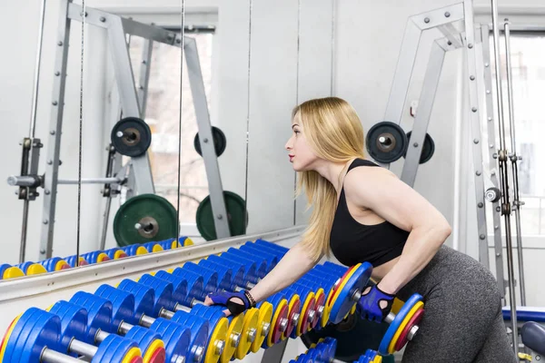 Девушка занимается силовым фитнесом в тренажерном зале — стоковое фото