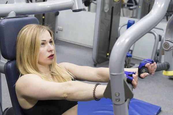 Chica se dedica a la aptitud en el gimnasio —  Fotos de Stock