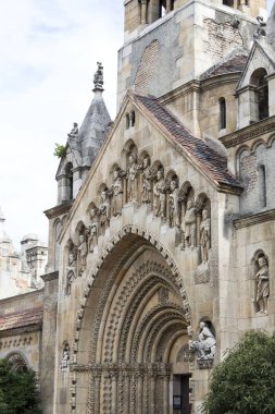 Kale mimari ve eklektik Vajdahunyad kilise unsurları 