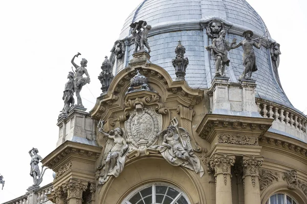 Elemente der Burgarchitektur und die Kirche der eklektischen Vajdahunyad — Stockfoto