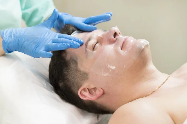 Hombre en el procedimiento cosmético máscara —  Fotos de Stock